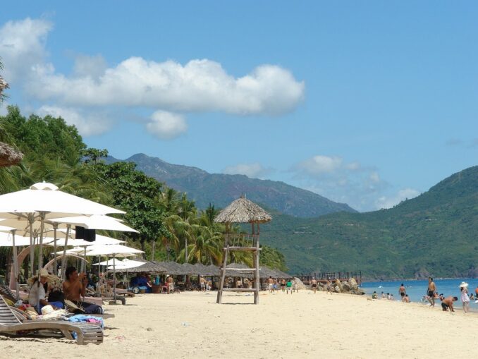 Пляж рядом с Нячангом, фото @vietnampeoplelandscape/Pixabay.com Пляж в Нячанге- в ноябре можно купаться