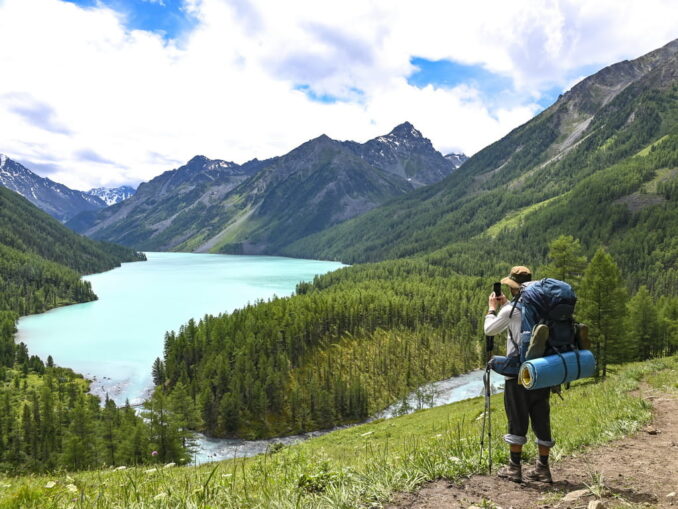 Алтайские горы находятся в России на границе с Монголией и Китаем