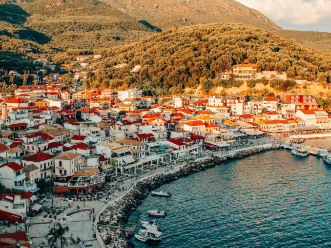 В Паргу можно поехать на море и осенью