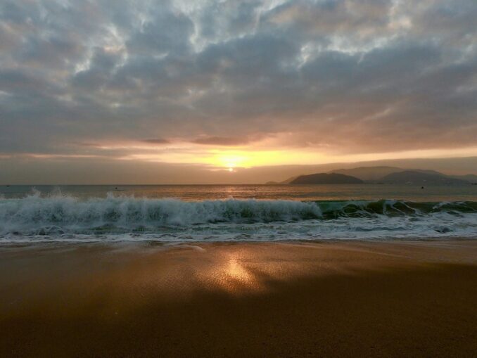 Волны на море в Нячанге, фото unsplash.com/@Peter Bradley Волны на море - в январе в Нячанге далеко не всегда можно купаться