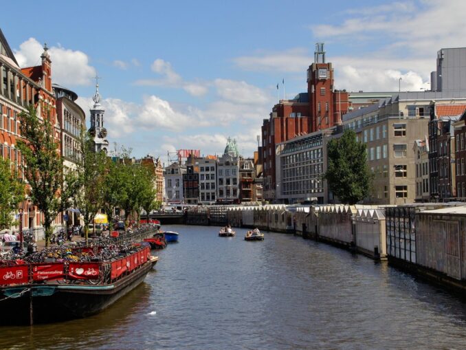  В Амстердам нужно посетить Цветочный рынок на канале