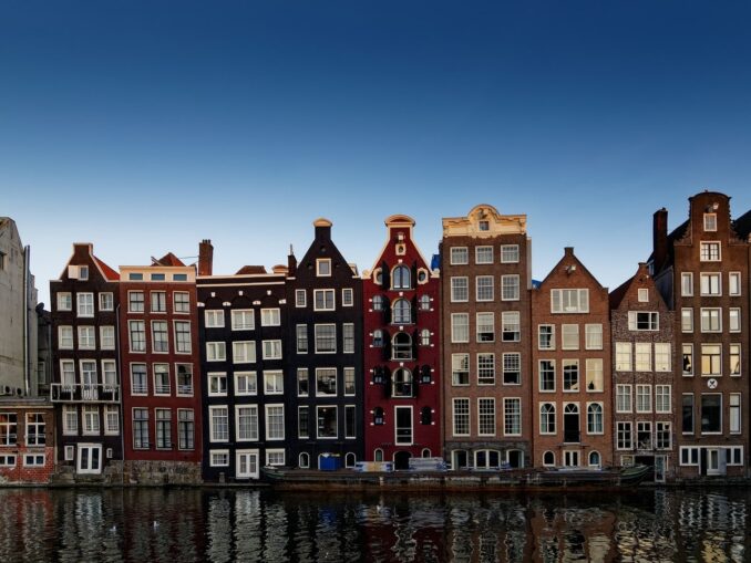 "Пляшущие дома" - одна из главных достопримечательностей Амстердама