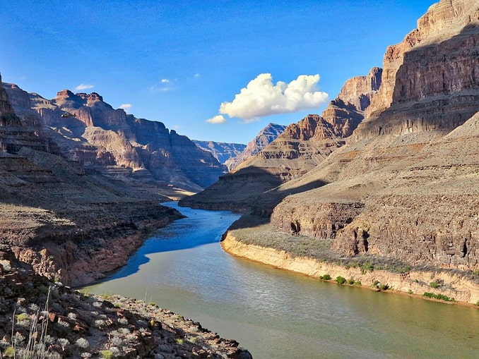 Гранд-Каньон - одна из самых запоминающихся достопримечательностей США
