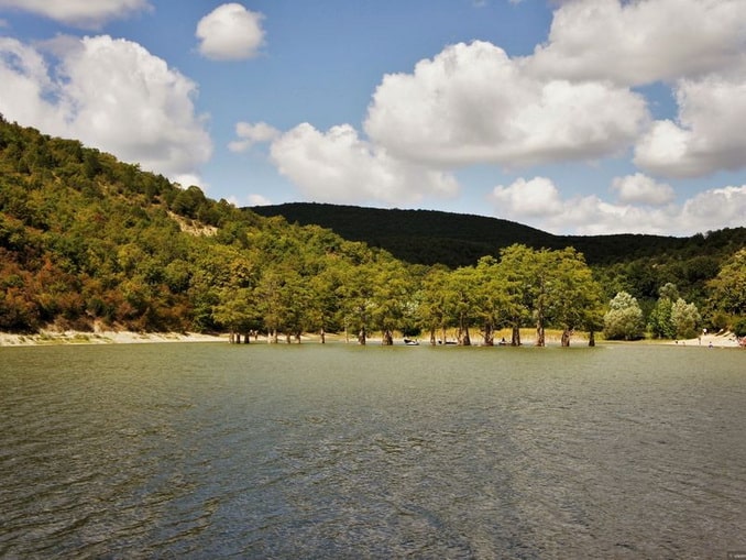 Из Анапы можно съездить на Кипарисовое озеро в Сукко