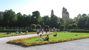 Лужайки в парке Хофгартен в Мюнхене