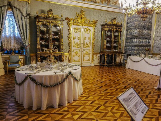 Голубая гостиная - роскошные интерьеры Большого дворца в Петергофе хочет увидеть каждый турист