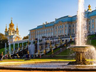 Музей-заповедник Петергоф находится рядом с Санкт-Петербургом