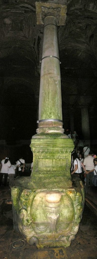 Колонна с головой Горгоны в Цистерне Базилике