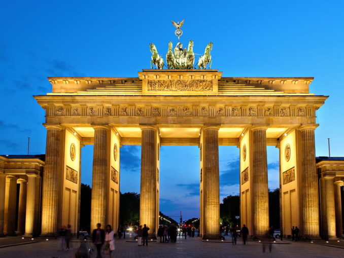Brandenburg Gate in Germany, photo @Thomas Wolf/Wikimedia Commons Brandenburg Gate - Germany began issuing more Schengen visas to Russians