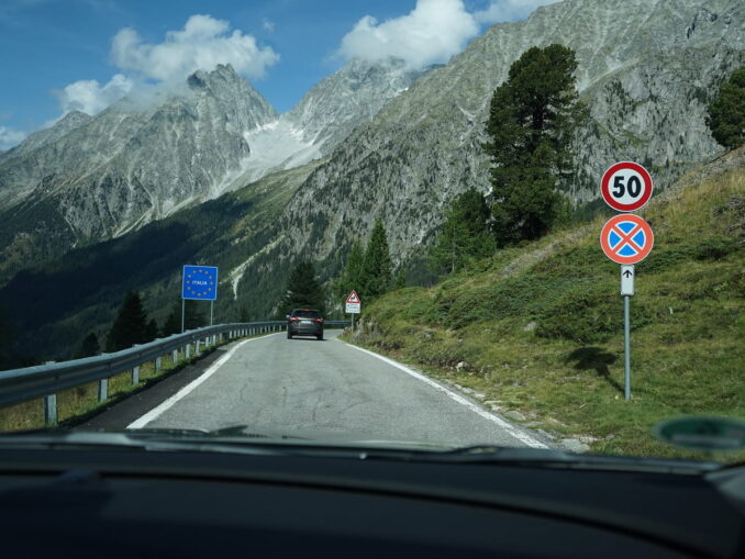 Alpine road in Italy, photo @PantheraLeo1359531/Wikimedia Commons Alpine Road - Italy issues single-entry Schengen visas
