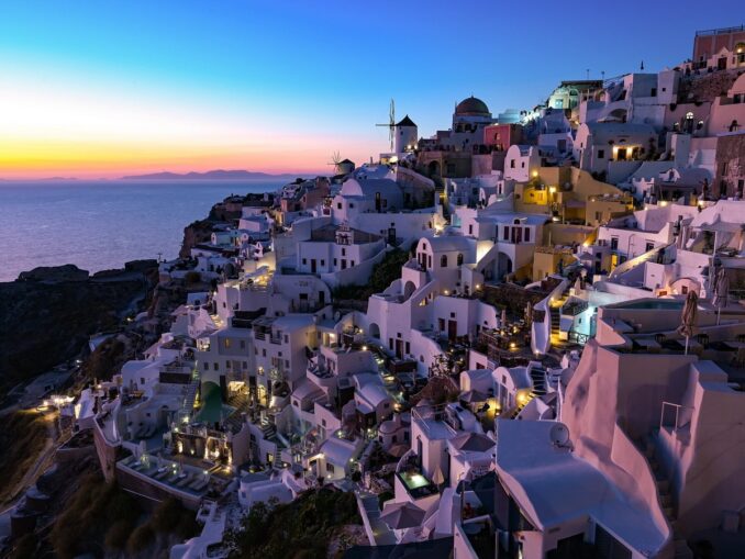 Санторини в Греции славится своими белыми домами