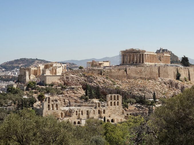 В Афинах в Греции можно посмотреть Акрополь