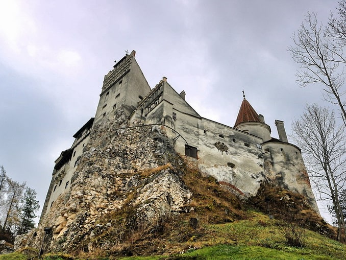 Замок Бран на скале
