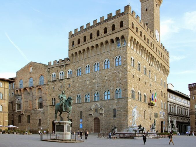 Площадь Синьории и палаццо Веккьо нужно обязательно посетить во Флоренции