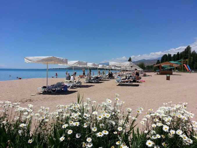 Отдыхать на пляже на Иссык-Куле лучше в Бостери
