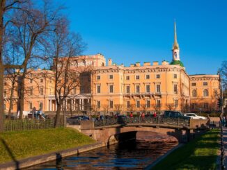 Михайловский замок находится в Санкт-Петербурге на углу рек Фонтанка и Мойка