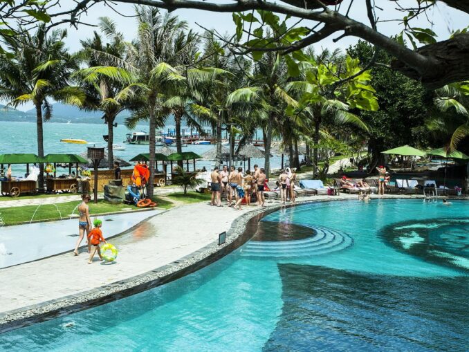 На пляже Dream Beach в Нячанге есть собственный бассейн, фото @Phạm Thúy An/Wikimedia Commons