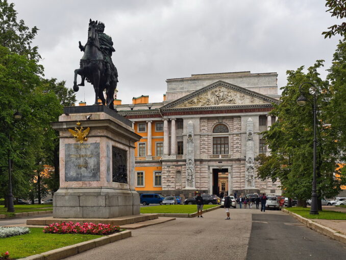 Михайловский замок в Питере - вход с Инженерного переулка