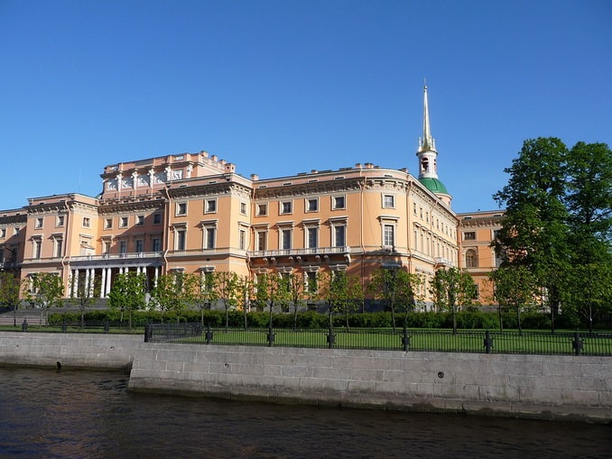 Михайловский замок в СПБ, вид с реки Мойка