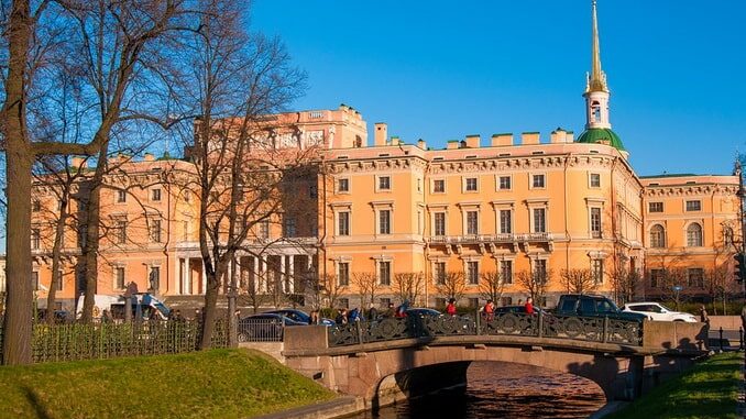 Михайловский замок, Санкт-Петербург Михайловский замок находится в Санкт-Петербурге