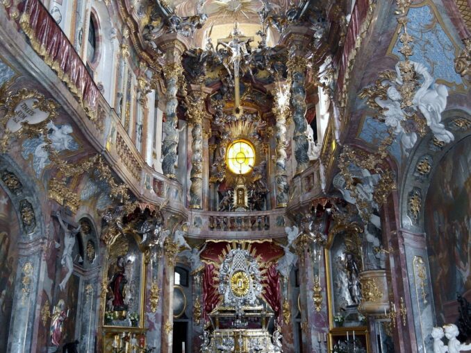 Внутри Азамкирхе в Мюнхене, фото @ritae/Pixabay.com Азамкирхе - одна из главных достопримечательностей Мюнхена