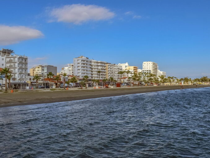 В Ларнаке можно недорого отдохнуть на море на Кипре