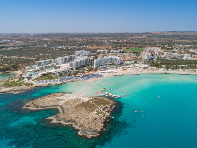 Пляж Нисси - в Айя-Напе на Кипре отдыхает молодежь