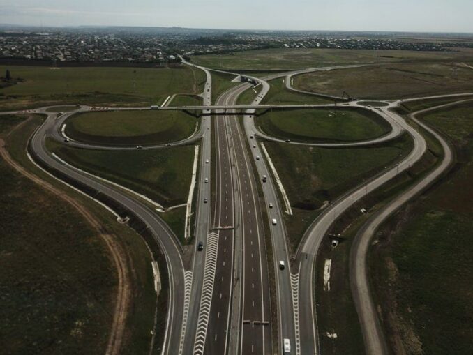 Шоссе Таврида в Крыму позволяет доехать на машине до всех главных курортов