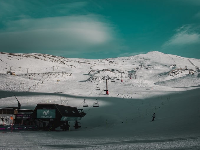 Заснеженный склон в Сьерра-Неваде, Испания