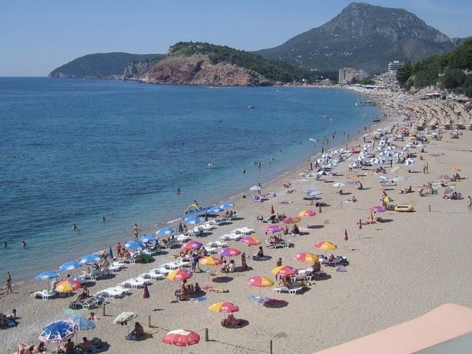Пляж между Баром и Сутоморе пользуется большой популярностью у туристов и местных