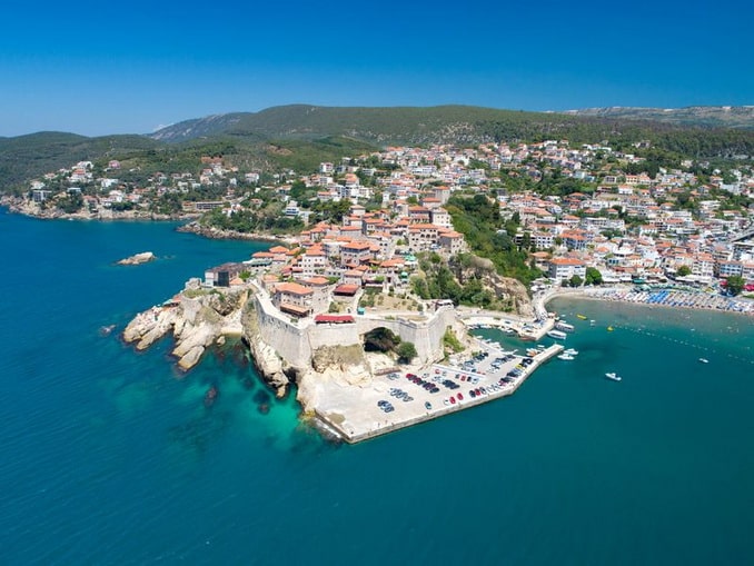 Центральный песчаный пляж в Ульцине подходит для купания детей