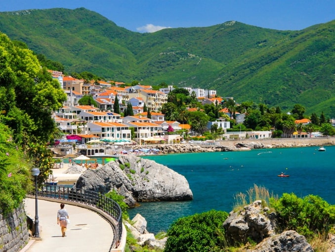 Из аэропорта Тивата легко добраться до любого курорта Черногории 