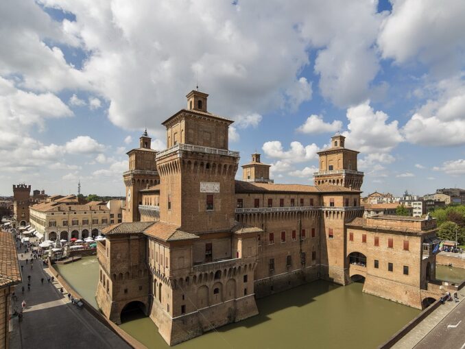 Замок д' Эсте в Ферраре можно посетить в любой день кроме вторников