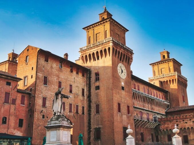 Замок д'Эсте в первую очередь нужно посмотреть в Феррару туристу