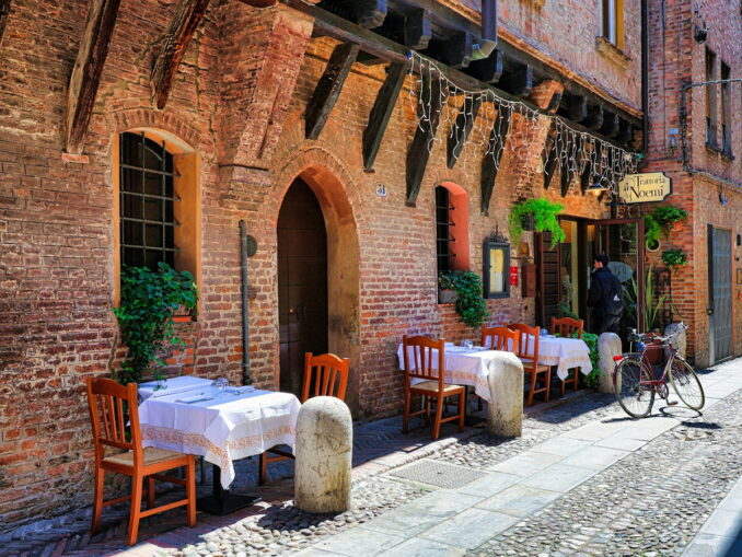 В Ферраре нужно просто ходить по старому городу