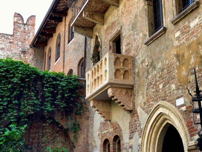 Балкон Джульетты в Вероне - одна из главных достопримечательностей