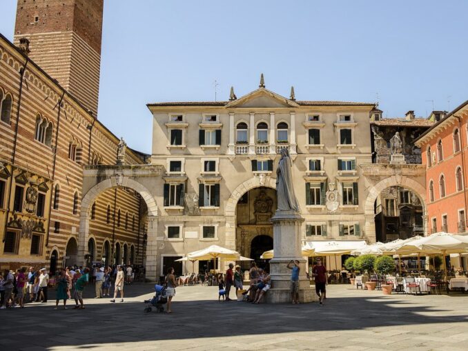 Пьяцца дей Синьори - очень интересное место в Вероне