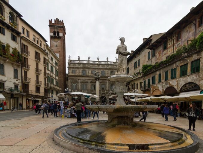 В Вроне нельзя не посетить Пьяцца-дель-Эрбе, главную в городе