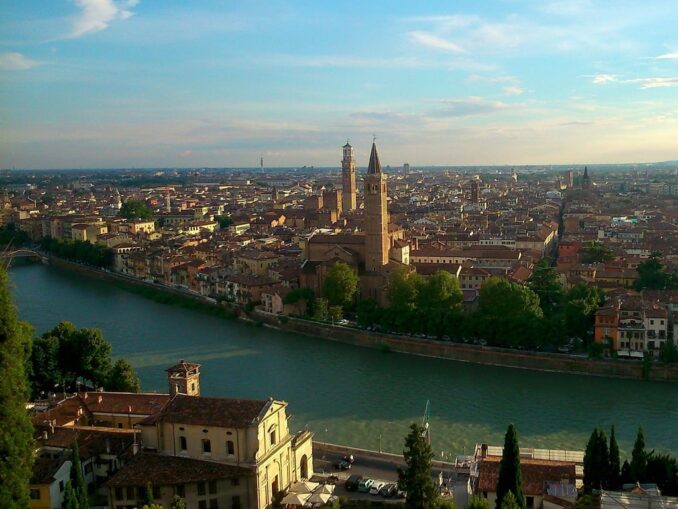 В Вероне нужно посмотреть старый город - можно и с другого берега, из крепости Сан-Пьетро