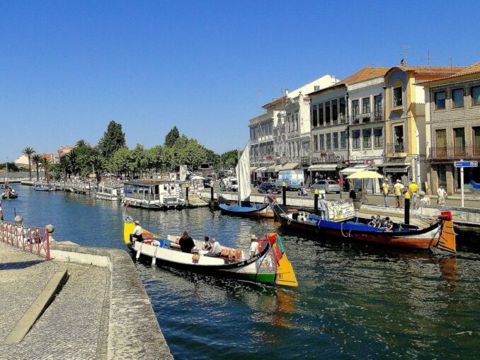 Кто же не хотел бы посетить в Португалии Авейру, местную Венецию?