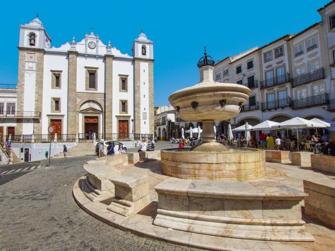 Старый город Эворы обязательно следует посетить туристу в Португалии