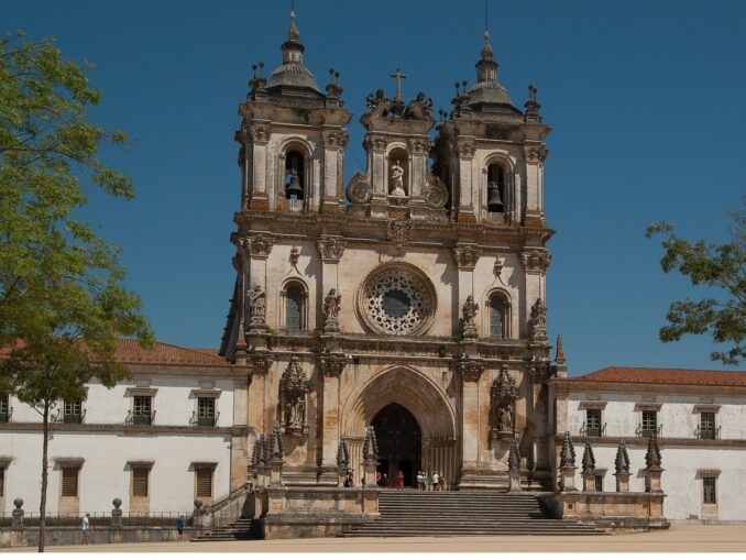 Монастырь Алкобаса - одна из главных достопримечательностей Португалии