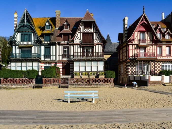 В Довиле туристу в первую очередь нужно посмотреть дома