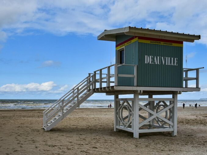 В Довиле можно посмотреть пляж и Променад де Планш