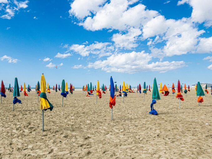 Песчаный пляж в Довиле - один из лучших на берегу Ла-Манша