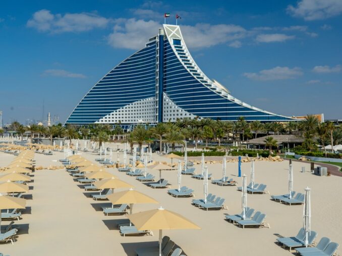 В ОАЭ в марте можно купаться и загорать