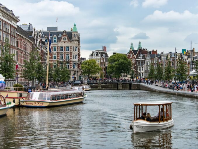 Канал - в мае в Амстердам часто может быть пасмурно