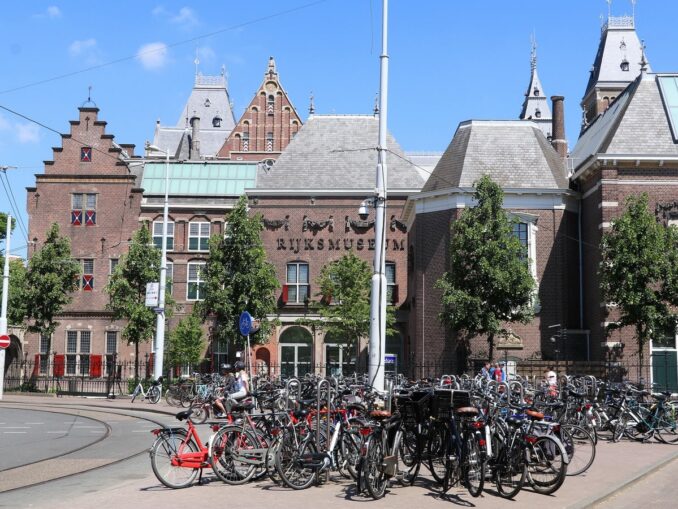 Рейксмюзеум в Амстердаме стоит посмотреть в мае
