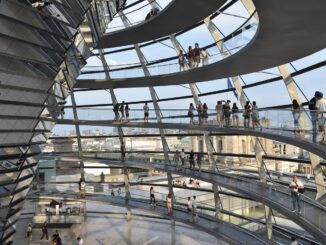 Рейхстаг в Берлине туристу нужно посмотреть в первую очередь