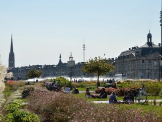 Биржевую площадьв первую очередь нужно посмотреть в Бордо